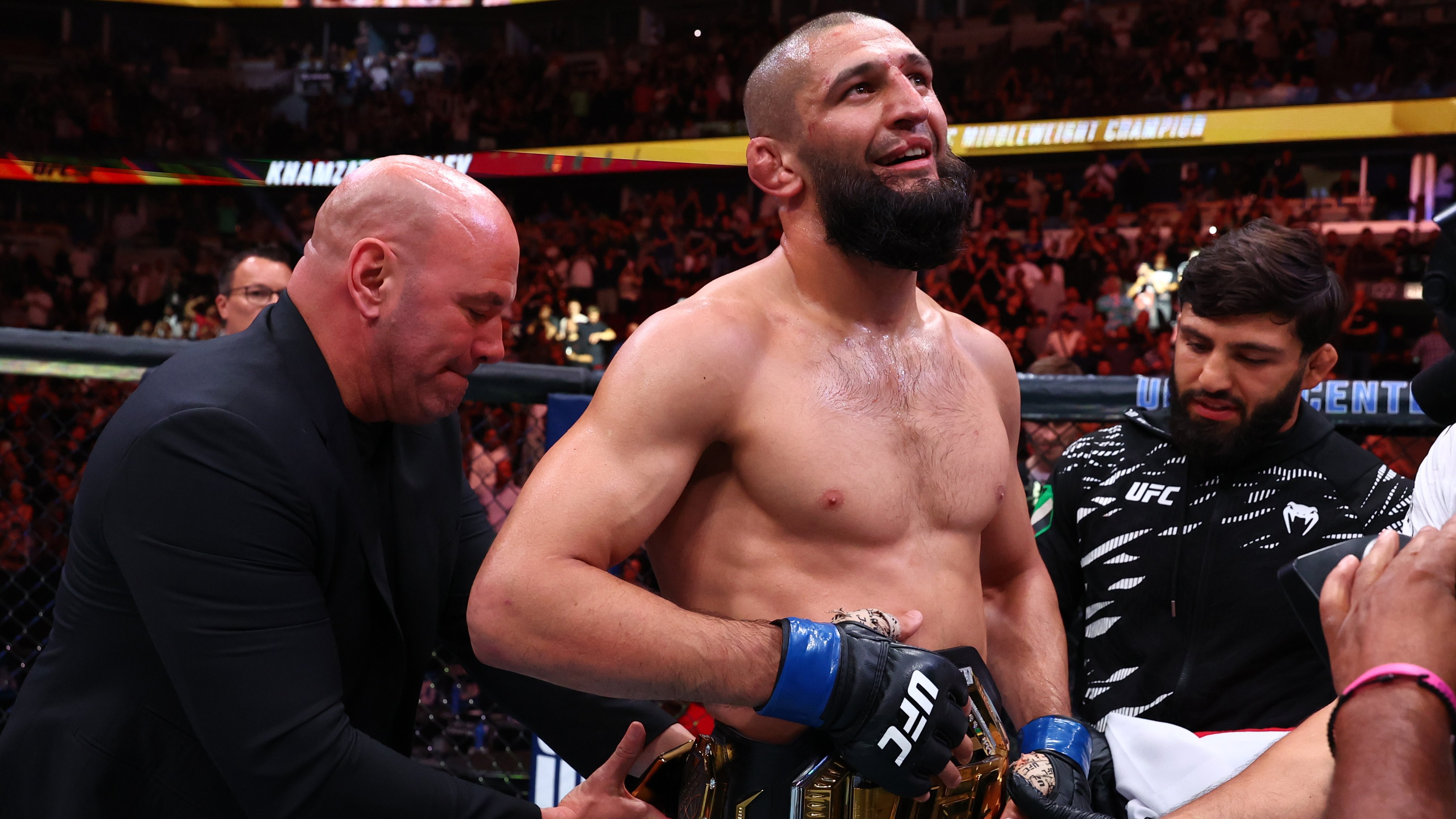 Khamzat juara baru di kelas menengah UFC.