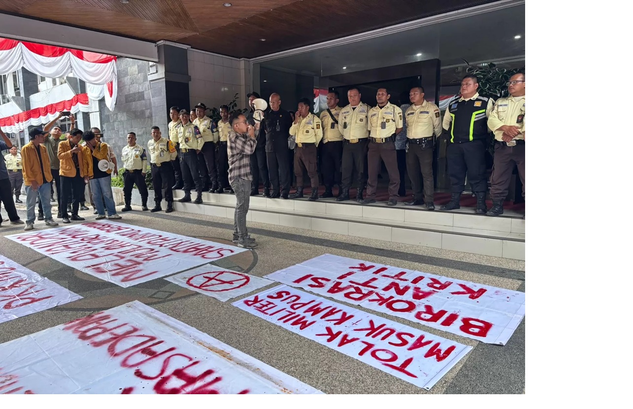 Mahasiswa Unmul melakukan aksi unjuk rasa terkait kegiatan PKKMB yang dinilai mengalami banyak kemunduran dan perlu dikritisi.