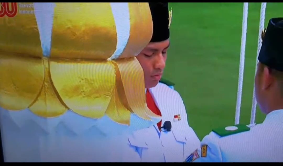MEMBANGGAKAN: El Rayyi Mujahid Faqih, siswa SMK Kehutanan Negeri Samarinda, jadi pembentang bendera di Istana Merdeka, Minggu, 17 Agustus 2025.