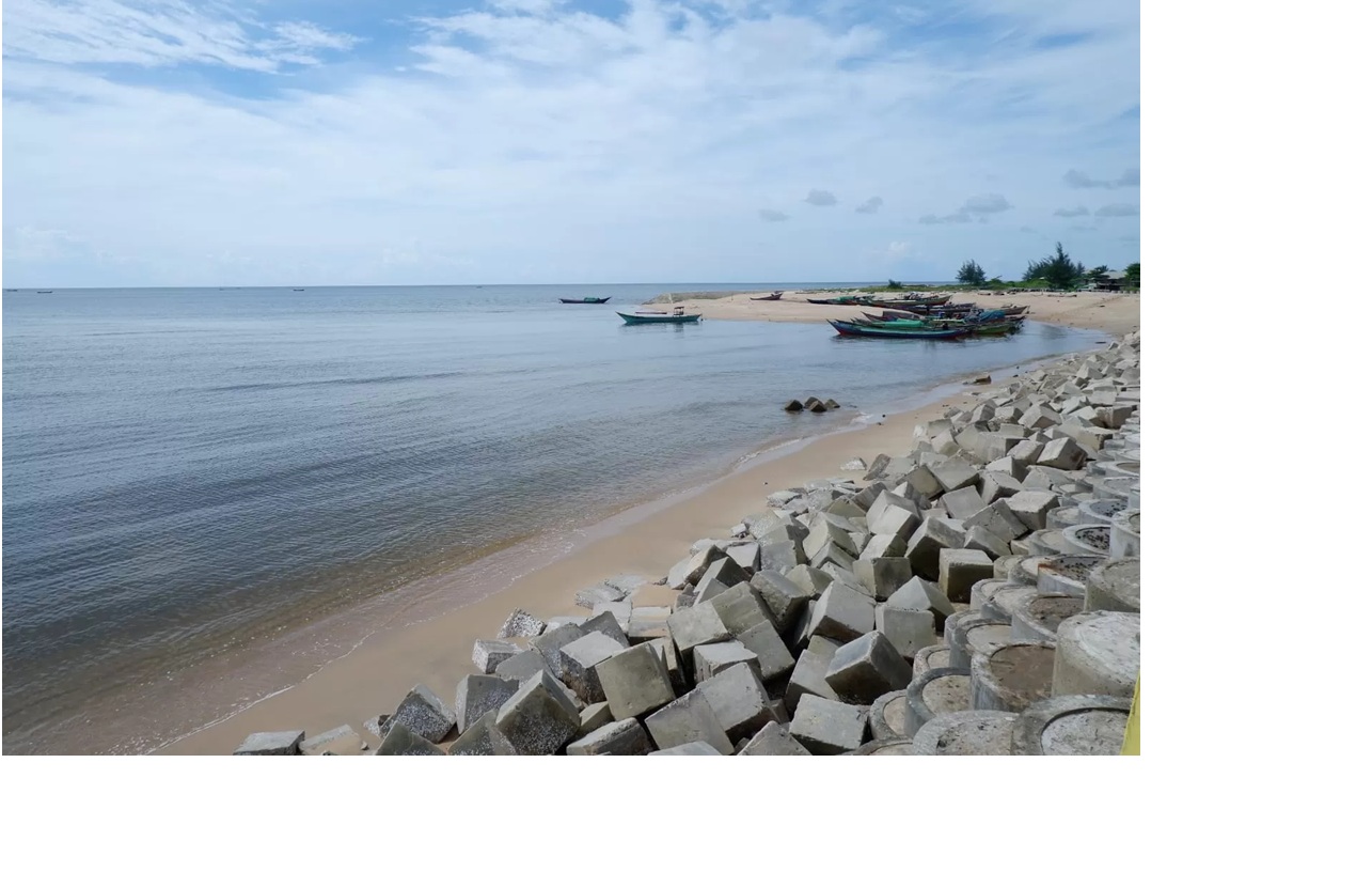 Perahu nelayan sandar di tepi pantai Ujung Pandaran. (Dok/Radar Sampit)