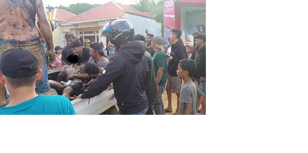 Seorang peserta lomba dievakuasi setelah mengalami sesak napas saat perlombaan panjat pinang di Jalan Perintis, Kelurahan Mugirejo, Kecamatan Sungai Pinang. (kis)