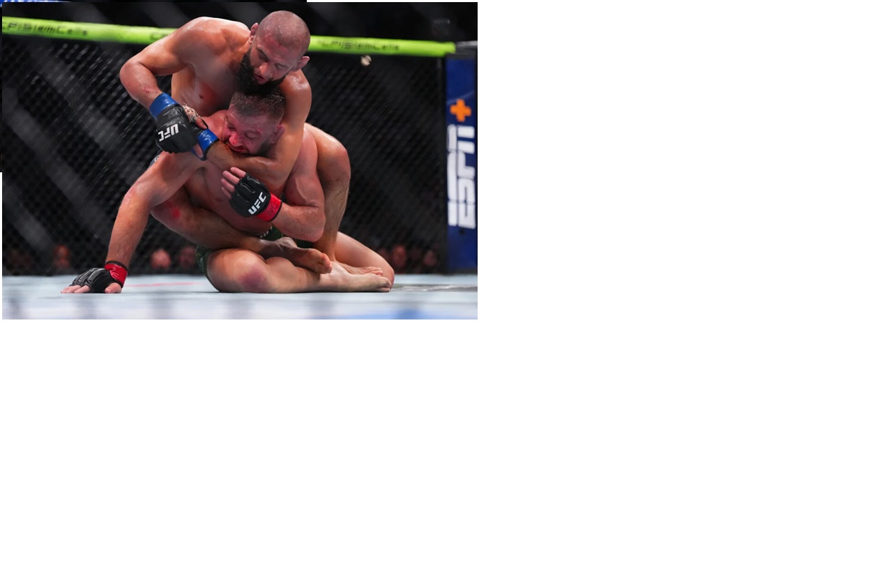 Dricus benar-benar tak berdaya didominasi Khamzat.