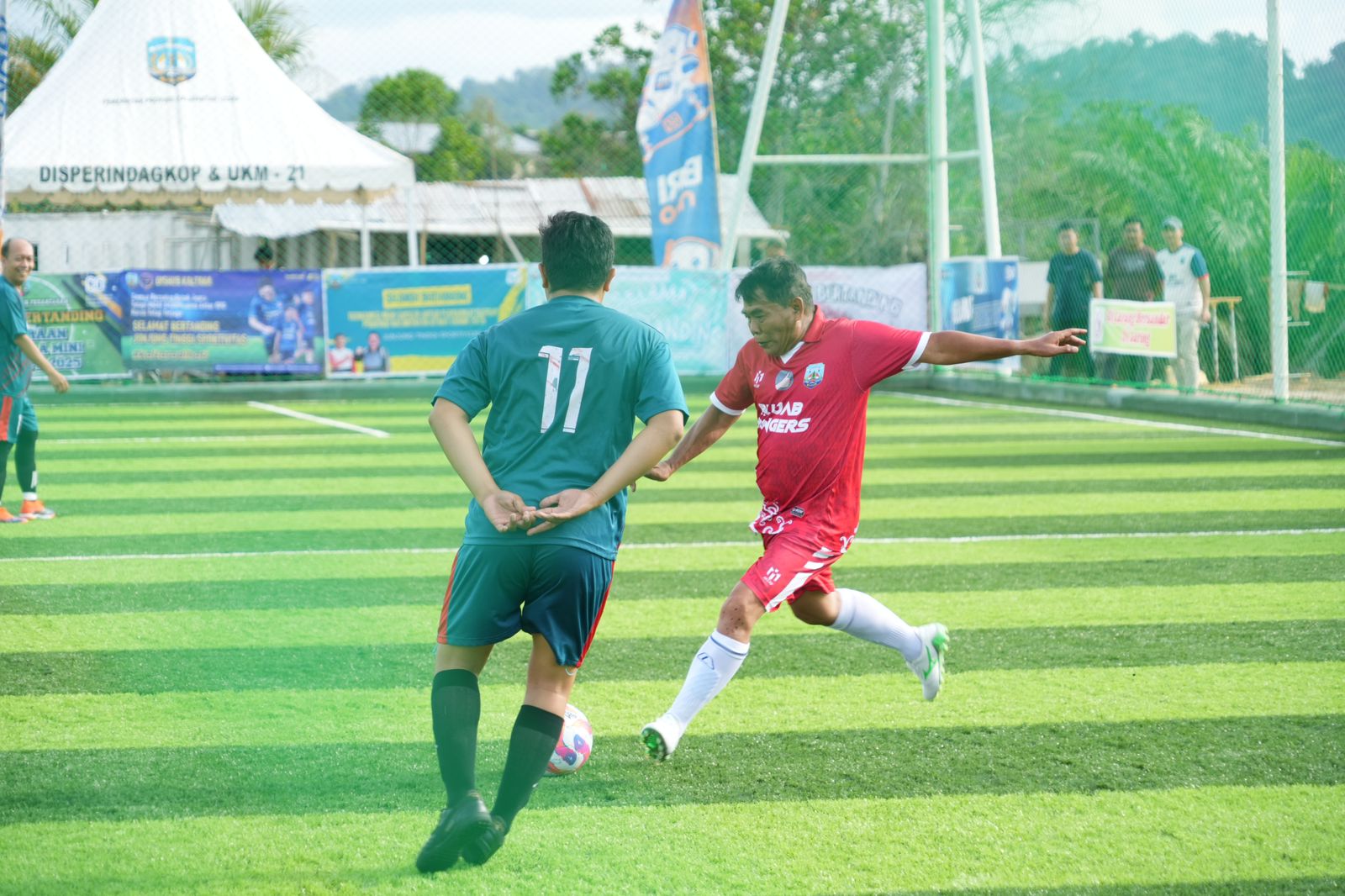OPEN TOURNAMENT : Gubernur Kalimantan Utara, Dr. H. Zainal A. Paliwang, S.H., M.Hum resmi membuka Turnamen Mini Soccer Antar Organisasi Perangkat Daerah (OPD) Provinsi Kaltara.