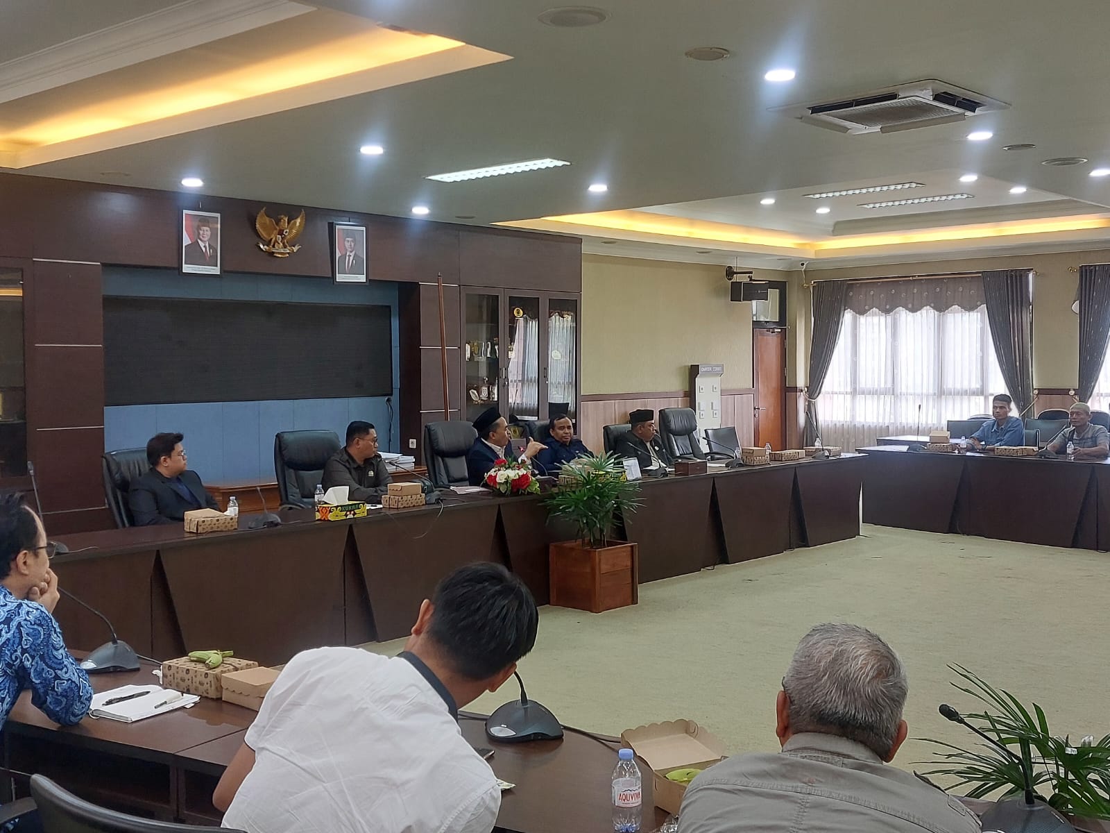 Rapat dengar pendapat Komisi I DPRD bersama Desa Jonggon Desa dan PT Niaga Mas Gemilang mengenai permasalahan pembebasan lahan (Elmo/Prokal.co)