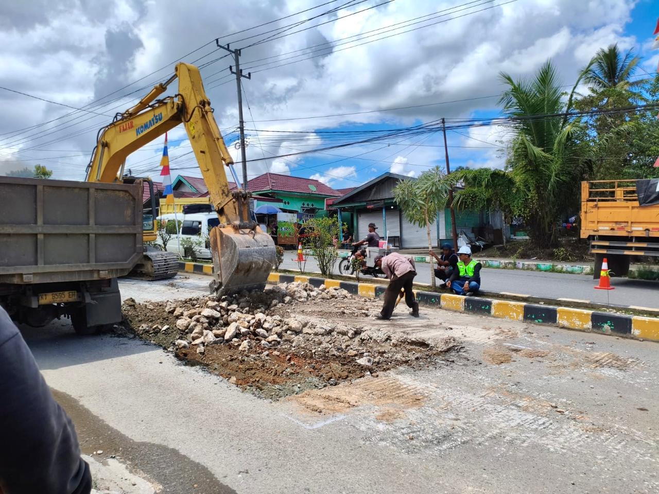 PERBAIKAN: Ruas jalan di Kecamatan Batu Sopang, Kabupaten Paser, dalam proses perbaikan oleh pemerintah pusat melalui BBPJN.