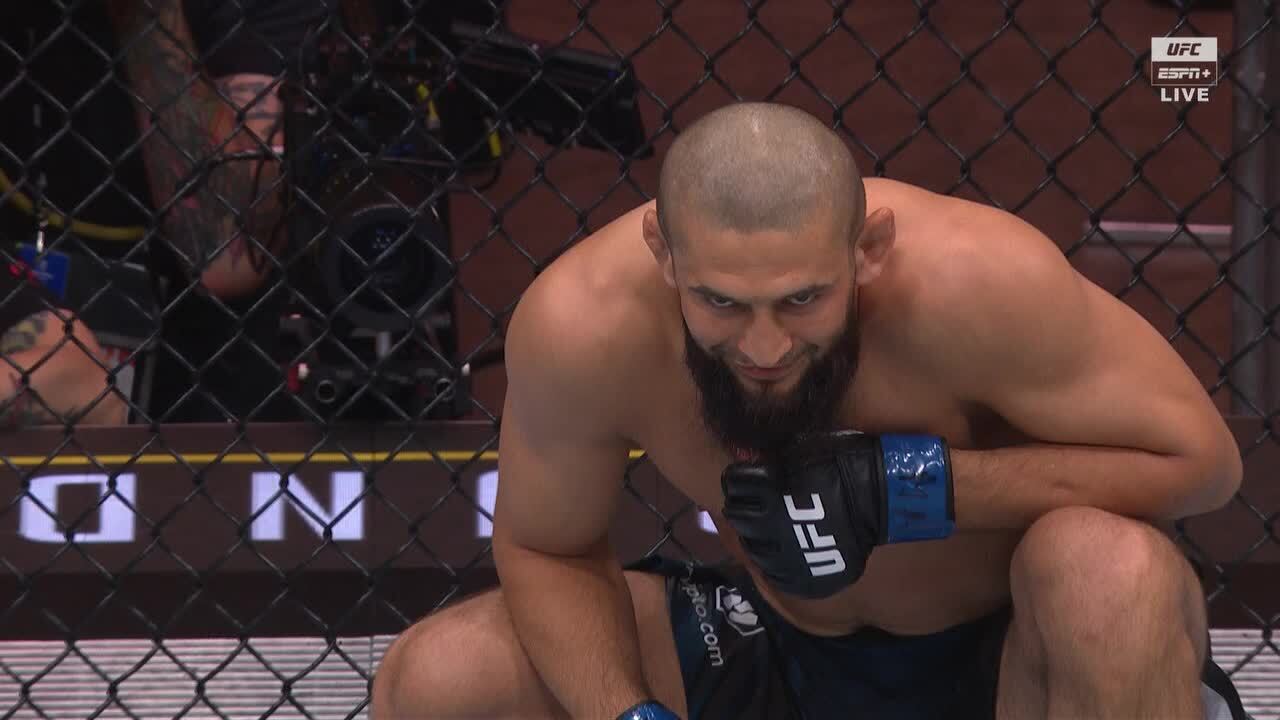 Khamzat Chimaev di ronde pertama saat melawan Dricus Du Plessis.