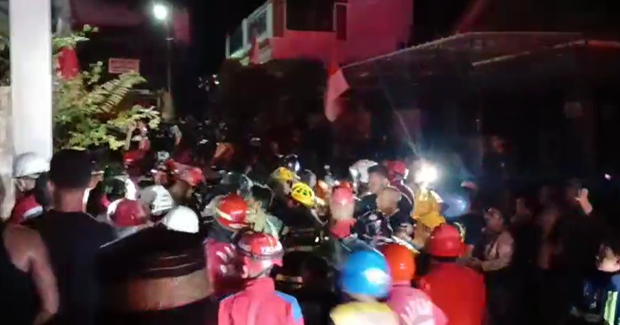 Kericuhan antara relawan pemadam dan oknum warga, Rabu (20/8) malam, di Jalan Delima.