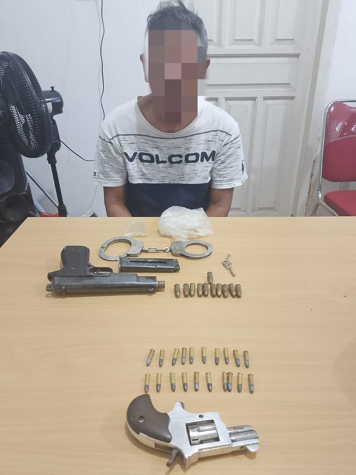 DITAHAN: Pelaku pengancam dengan senjata api saat diamankan di Polres Paser, Rabu, 20 Agustus 2025.