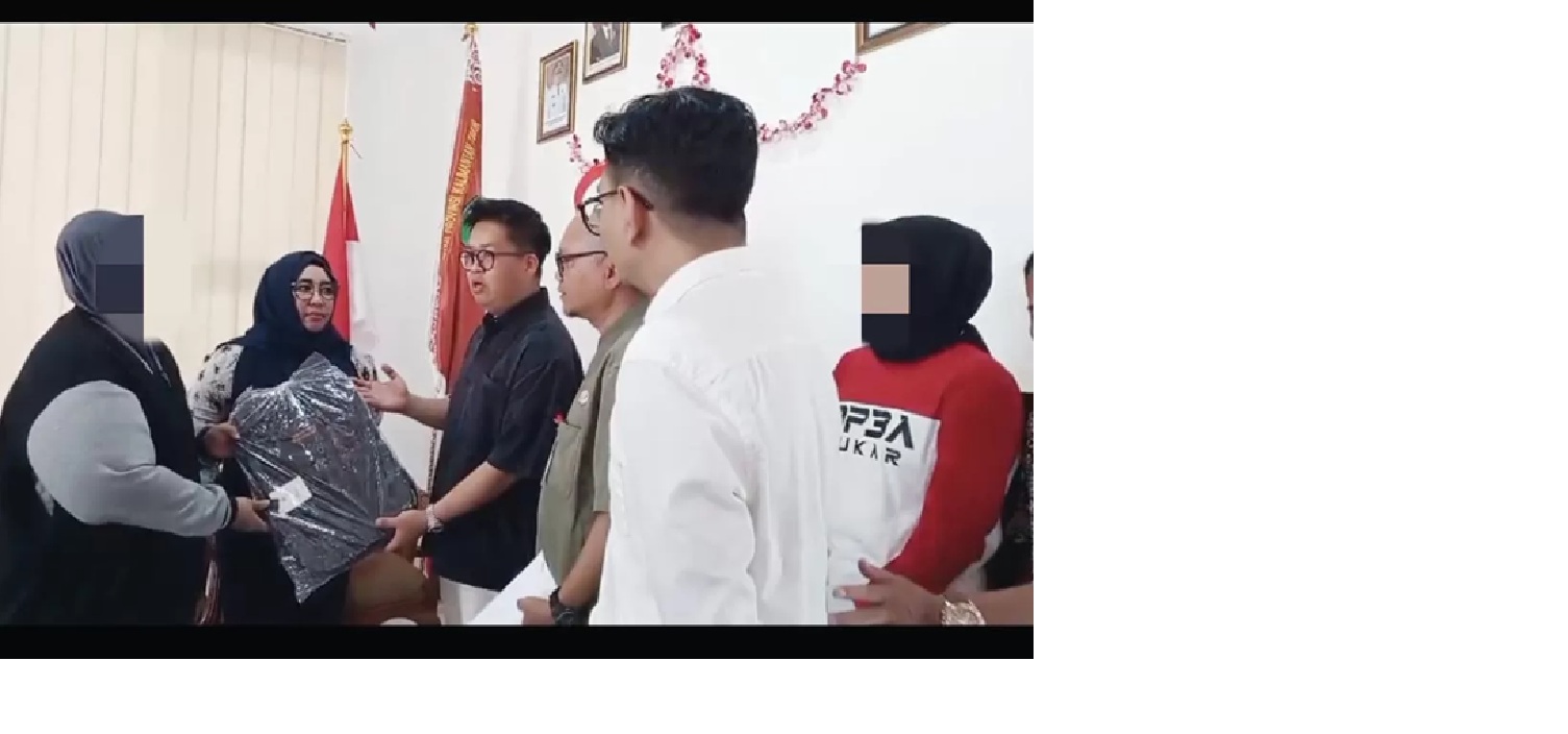 Ketua TRC PPA Kaltim, Rina Zainun menemani kerabat salah satu dari 7 korban asusila menyimpang oknum ustaz, menemui Wabup Kukar, Rendi Solihin. IST