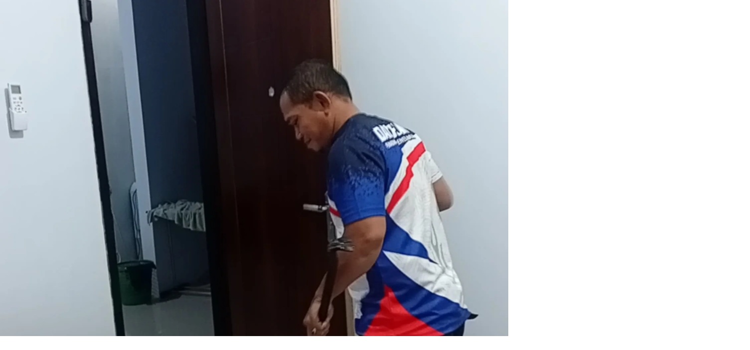 TERJEBAK: Personel Damkar Kobar menyelamatkan warga yang terjebak dalam kamar rumahnya, Jalan HM Rafii, Kelurahan Madurejo, Kecamatan Arut Selatan, Selasa (19/8/2025).DAMKAR KOBAR