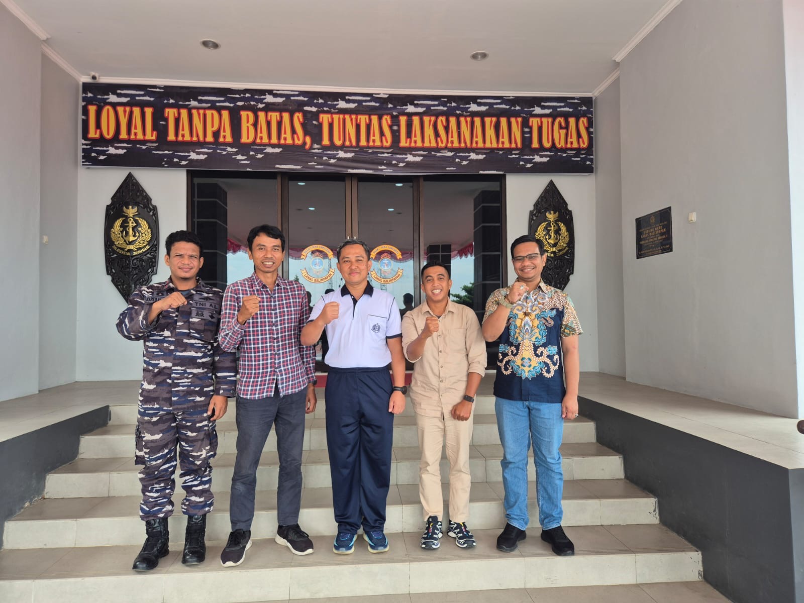 BERSINERGI: Danlanal Balikpapan, Letkol Laut (P) Topan Agung Yuwono (tengah) bersama pengurus PWI Balikpapan, Jumat, 22 Agustus 2025.