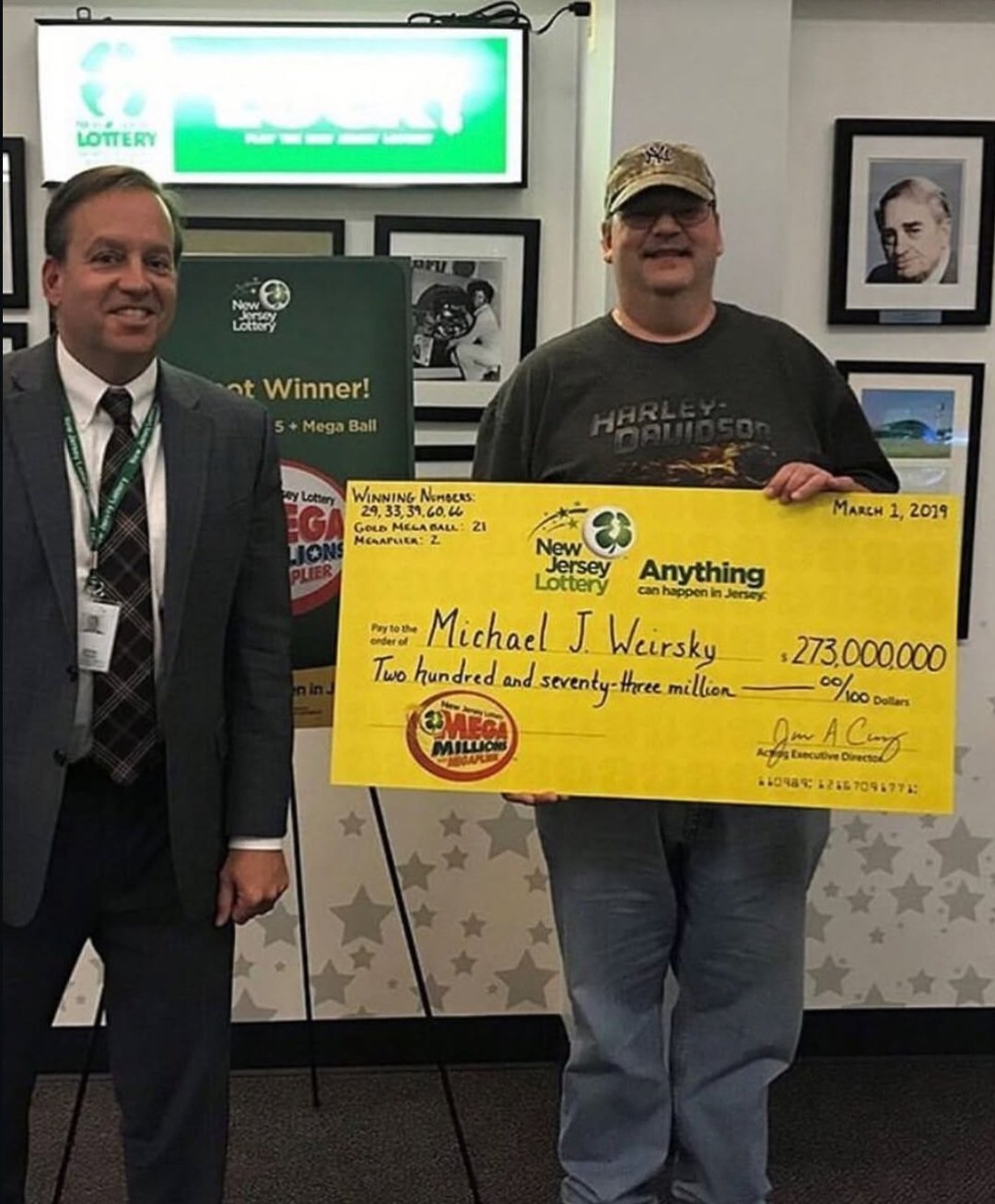 Mike Weirsky, berubah drastis setelah memenangkan jackpot Mega Millions senilai $273 juta (sekitar Rp 4 triliun). (X)