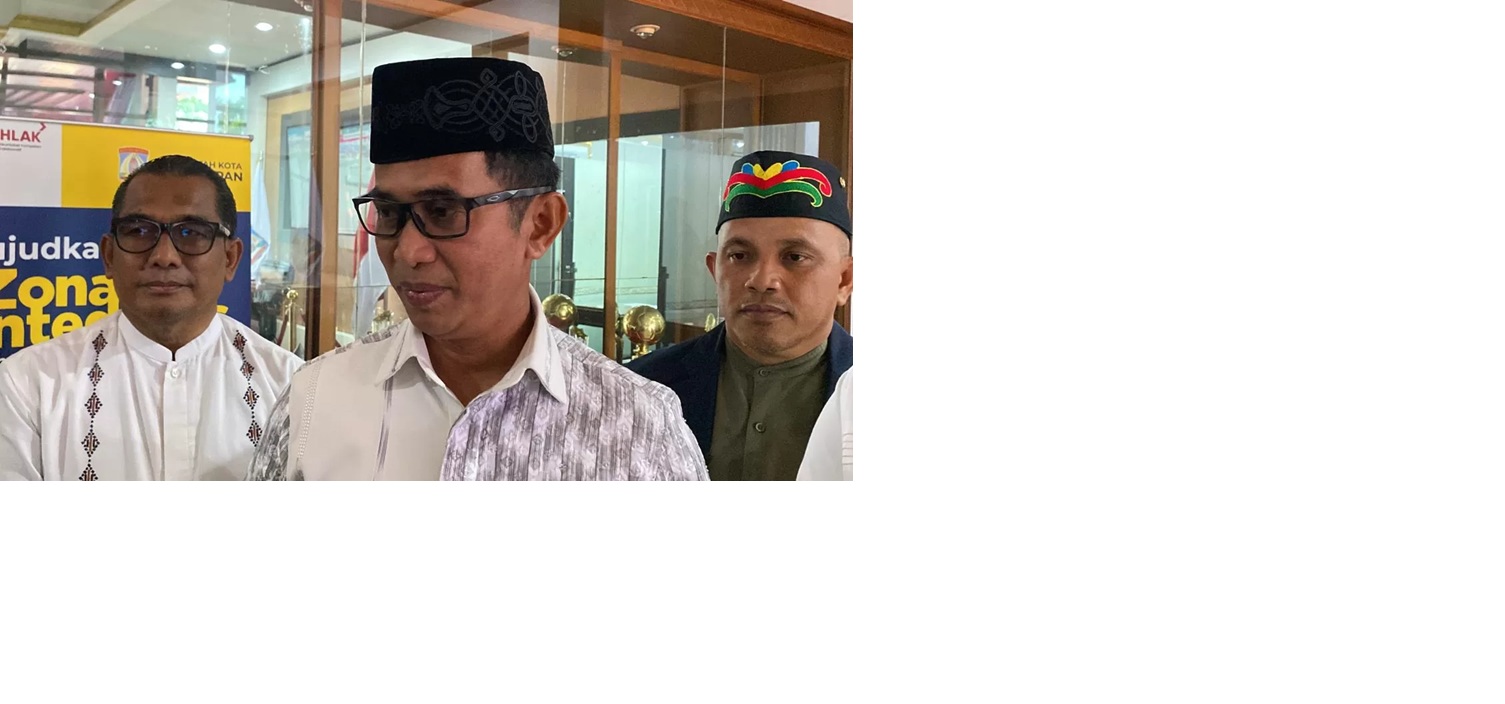 TUNDA: Wali Kota Balikpapan saat memberikan keterangan terkait penundaan kenaikan PBB, Jumat (22/8). (IST)