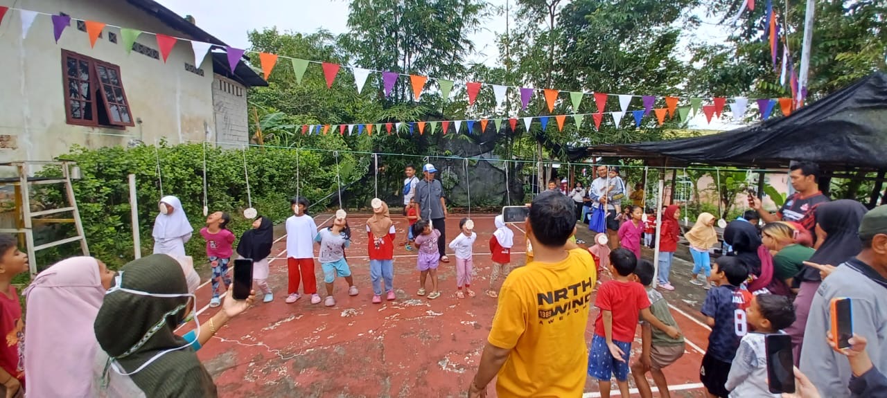 AGUSTUSAN: Anak-anak RT 58, Puncak Permai, Kelurahan Graha Indah, Balikpapan, saat mengikuti lomba makan kerupuk, Minggu, 24 Agustus 2025.