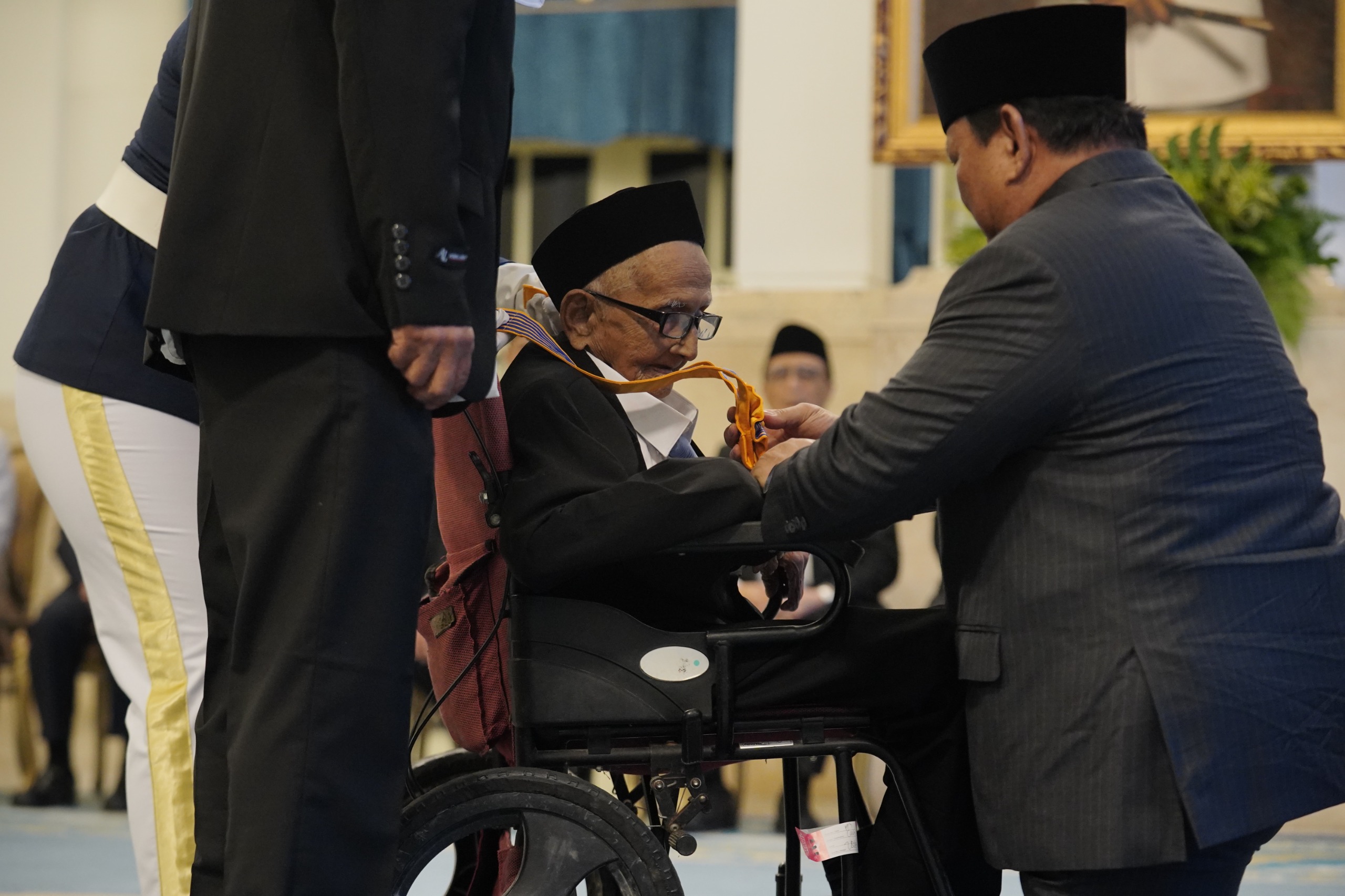 Prabowo Subianto menganugerahkan Tanda Kehormatan Republik Indonesia berupa Bintang Jasa Utama kepada Teungku Nyak Sandang bin Lamudin.
