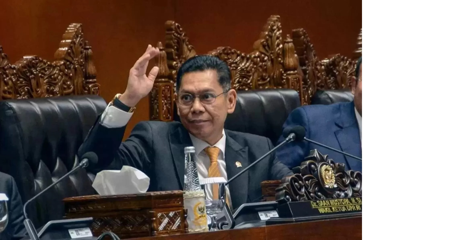 Wakil Ketua DPR Adies KAdir mengenakan salah satu jam tangannya saat sidang DPR RI. (Istimewa/jawapos.com)