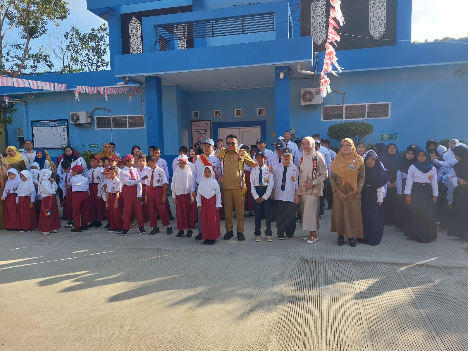 Bupati Kukar Aulia Rahman Basri bersama Bunda PAUD Andi Deezca menemui anak-anak Sekolah Luar Biasa Tenggarong (Elmo/Prokal.co)
