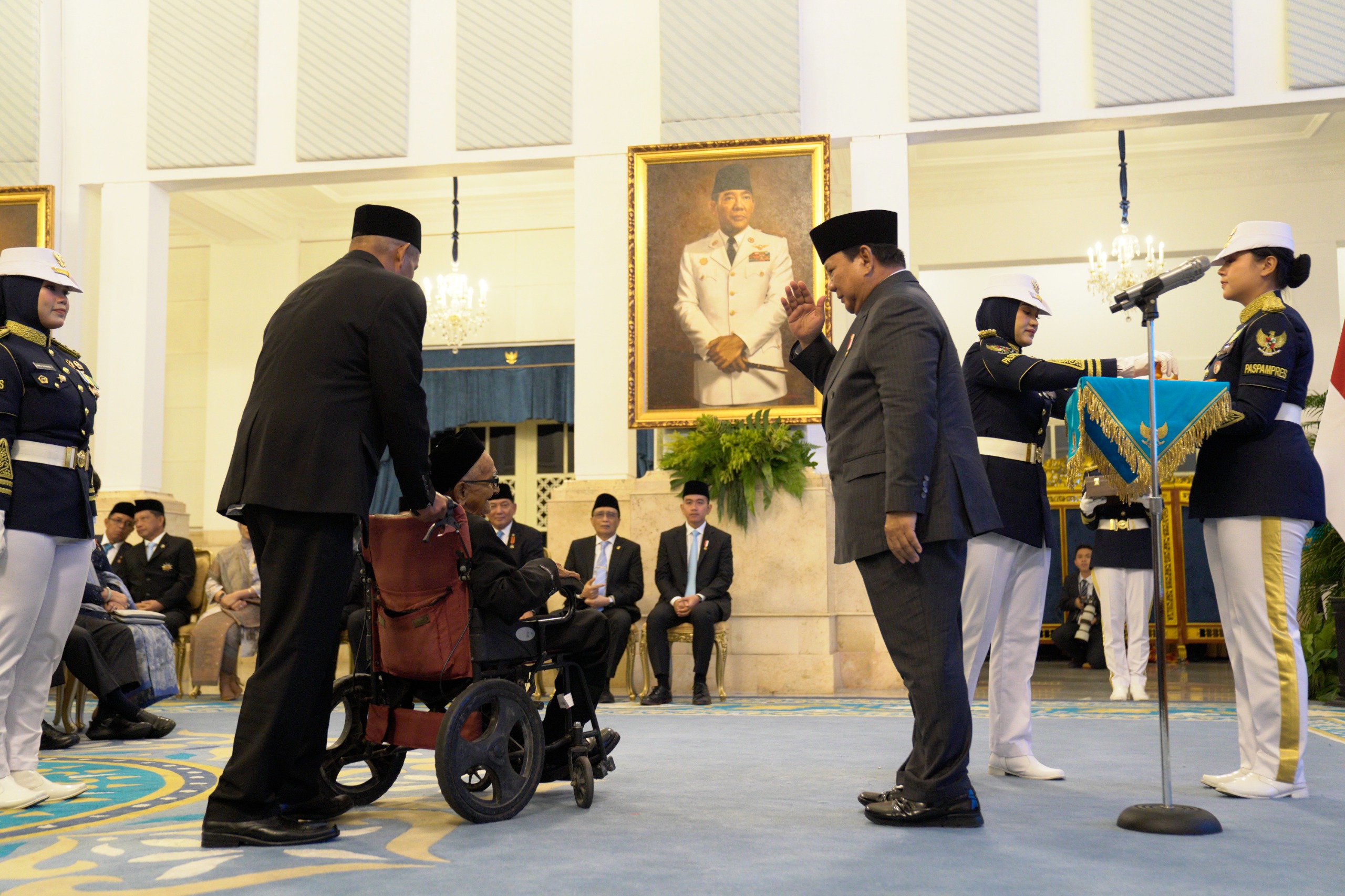 Prabowo Subianto menganugerahkan Tanda Kehormatan Republik Indonesia berupa Bintang Jasa Utama kepada Teungku Nyak Sandang bin Lamudin.