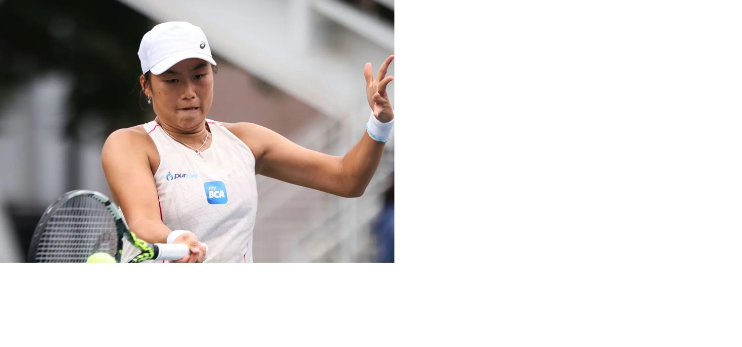 Petenis Indonesia Janice Tjen beraksi pada babak kedua kualifikasi melawan petenis Polandia Maja Chwalińska di lapangan keras USTA Billie Jean King Tennis Center, New York, AS, Kamis (21/8/2025).