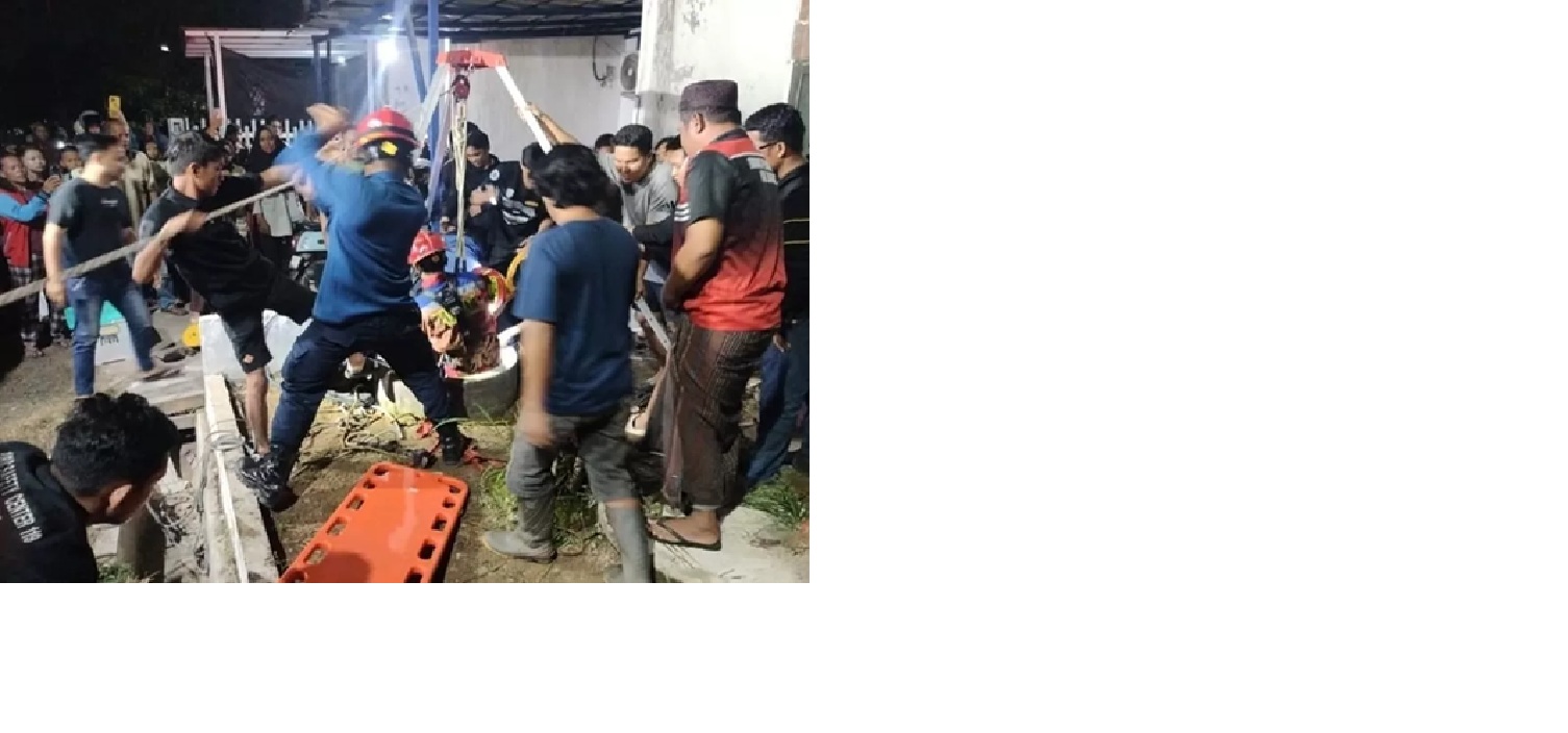 Petugas Damkar menuruni sumur sedalam 12 meter di Desa Tungkaran, Martapura, Kabupaten Banjar untuk mengevakuasi Hamzah (30) dari dalam sumur, Jumat (22/8) malam. (DPKP BANJAR UNTUK RADAR BANJAR)