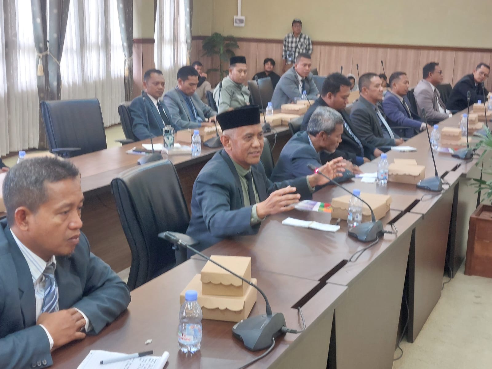 BERI PENJELASAN: Pimpinan ponpes di Tenggarong Seberang (peci hitam) saat menghadiri RDP di Komisi IV, DPRD Kukar, Selasa, 26 Agustus 2025.