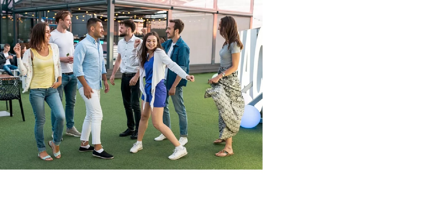 Ilustrasi seseorang yang sedang dikelilingi oleh banyak orang, namun ekspresi wajahnya menunjukkan kebahagiaan yang tulus dari dukungan orang lain./Freepik