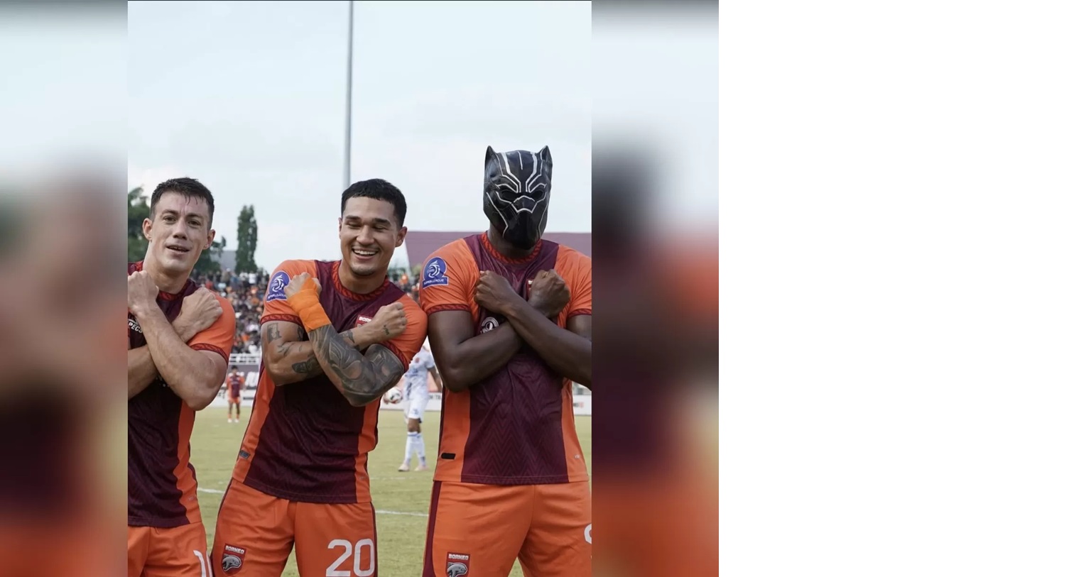 Joel Vinicius (paling kanan) merayakan golnya dengan topeng, yang akan disita oleh pelatih untuk laga selanjutnya.