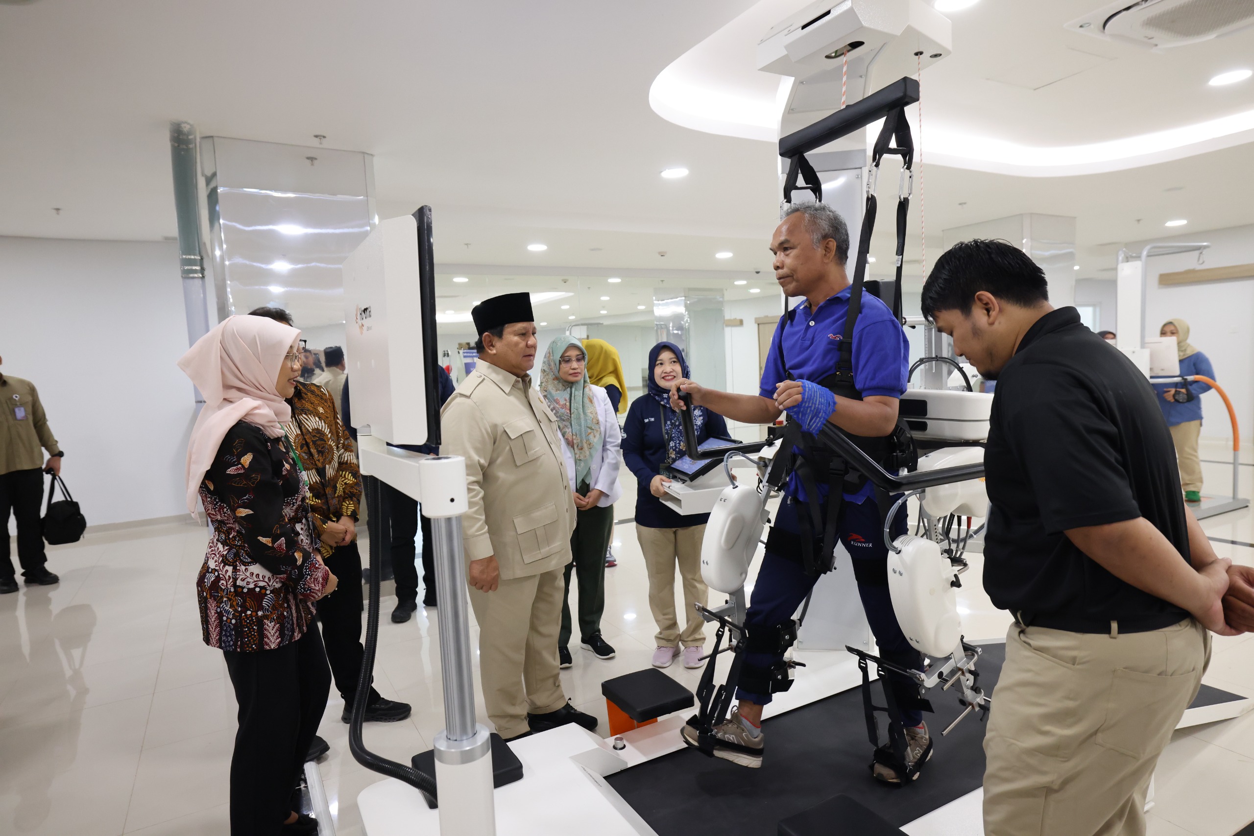 Prabowo Subianto saat berkunjung ke RS PON.