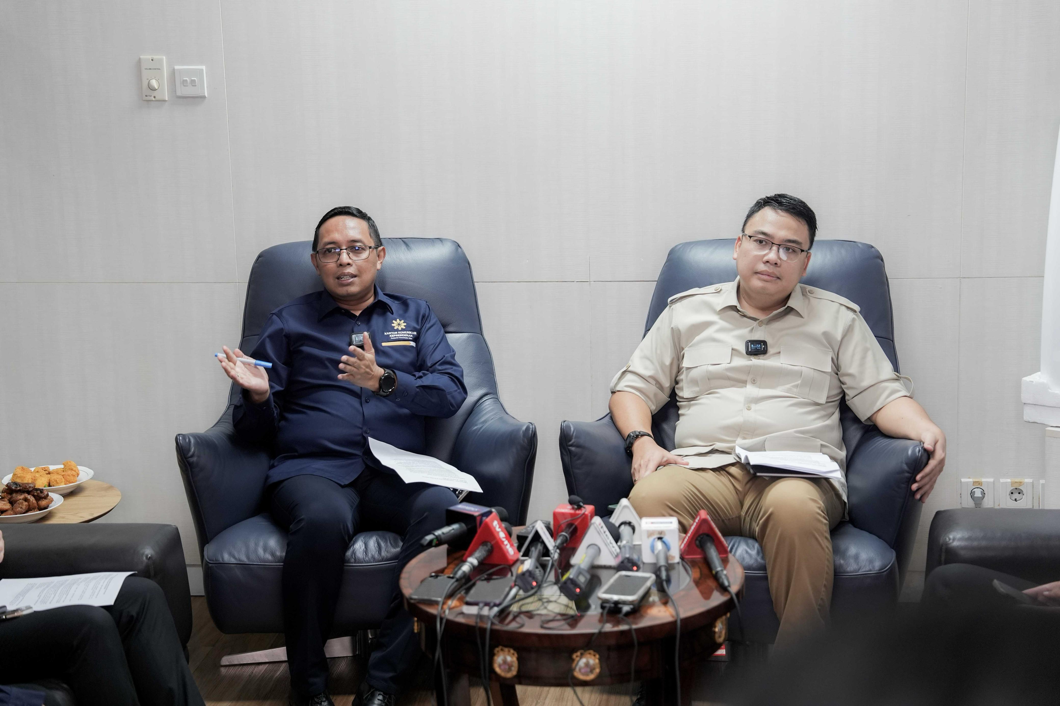 Kepala Kantor Komunikasi Kepresidenan (PCO) Hasan Nasbi dan Wakil Menteri Komunikasi dan Digital Angga Raka Prabowo ramah tamah dengan wartawan di Kantor PCO, Selasa (26/8/2025).