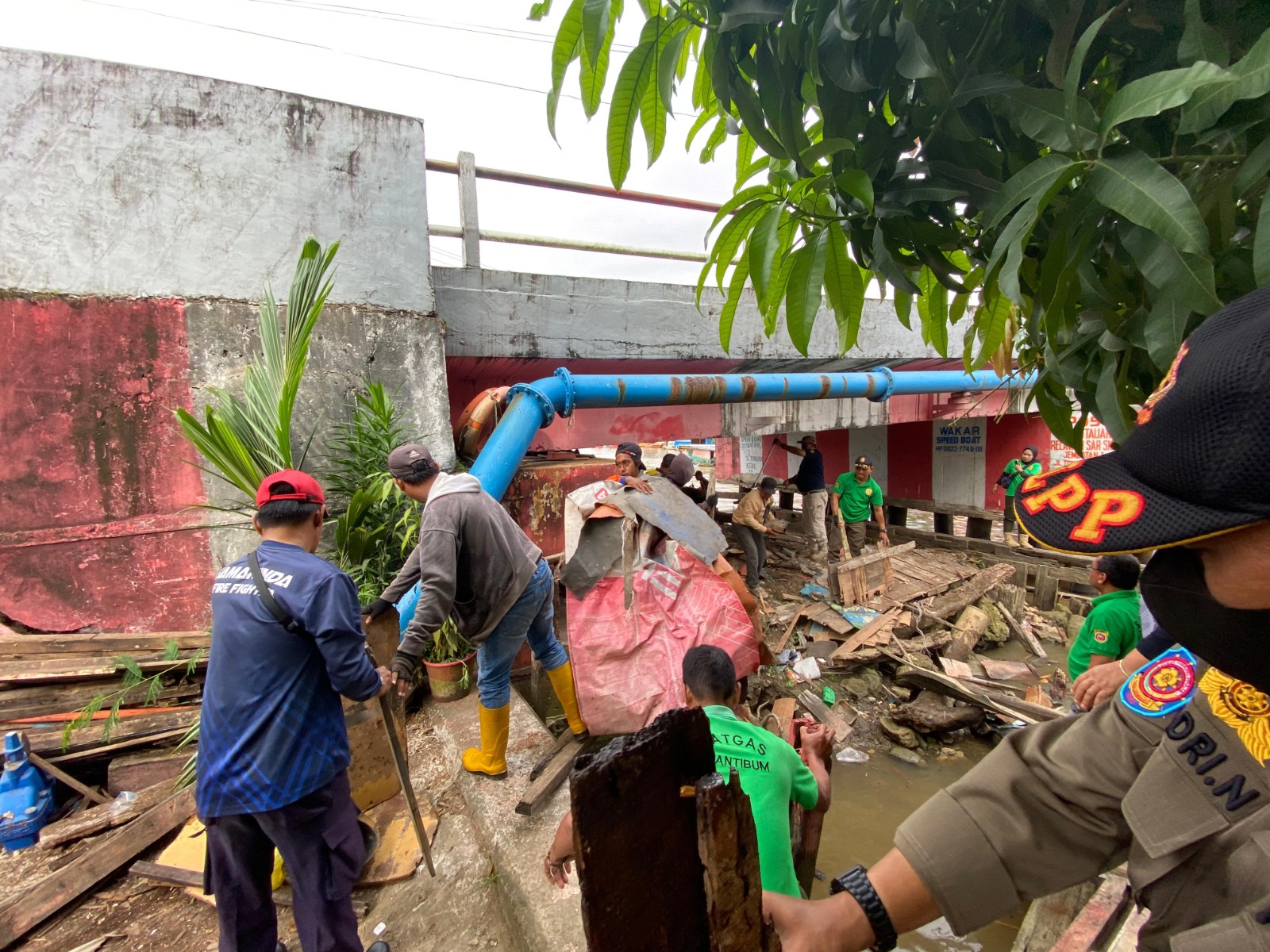 Pemkot Samarinda Kerja Bakti/Gotong Royong di Jembatan I Karang Mumus, Kelurahan Sungai Sama, Kecamatan Samarinda Ilir pada Kamis (28/8/2025)