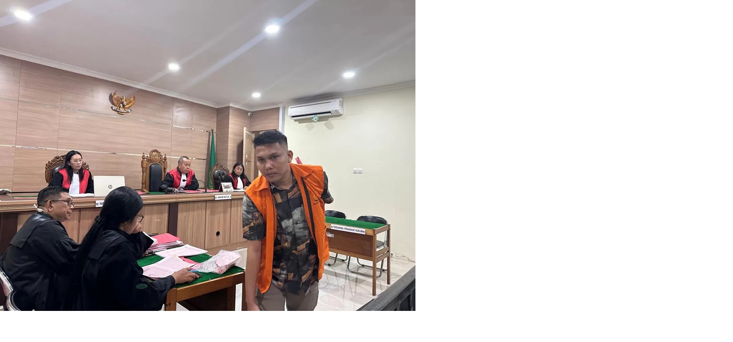 BOS KURIR SABU: Terdakwa perkara sabu-sabu, Aziz Mizwar alias Nazrieky alias Wen, saat keluar dari ruangan sidang PN Banjarmasin, Rabu, (27/8). (Foto: Muhammad Oscar Fraby/Radar Banjarmasin)