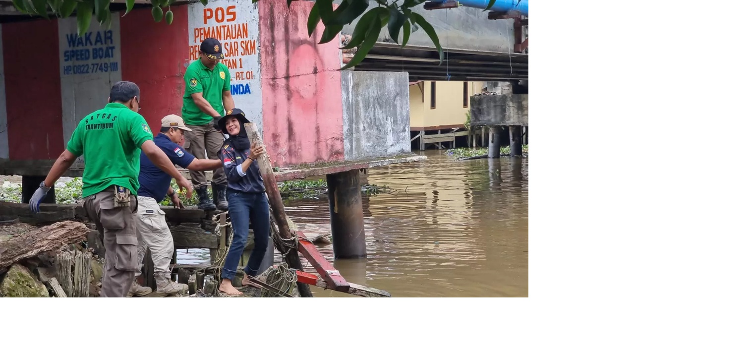 Satpol PP bersama tim gabungan lainnya membongkar bengkel kapal dan lapak PKL yang ada di bantaran Sungai Karang Mumus, Kelurahan Sungai Dama, Kecamatan Samarinda Ilir. (kis)