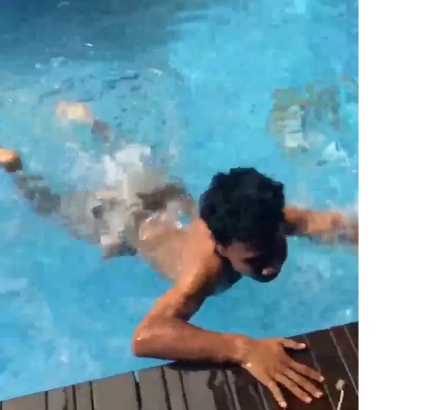 Tidak ikut menjarah, warga ini pilih berenang di rumah mewah Ahmad Sahroni. (Istimewa)