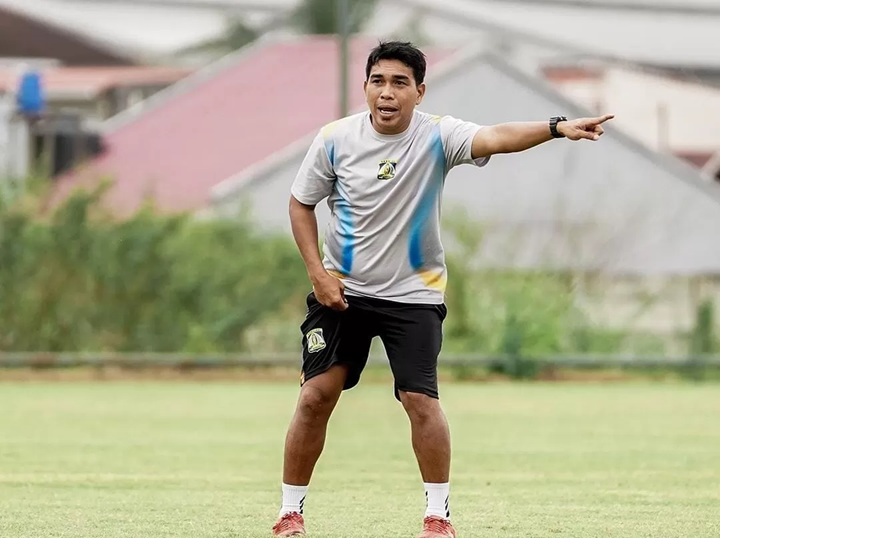 SEMANGAT- Asisten pelatih Persiba, Yus Arfandy saat memimpin jalannya latihan Persiba di Stadion Batakan. (FOTO:DOK. PERSIBA)