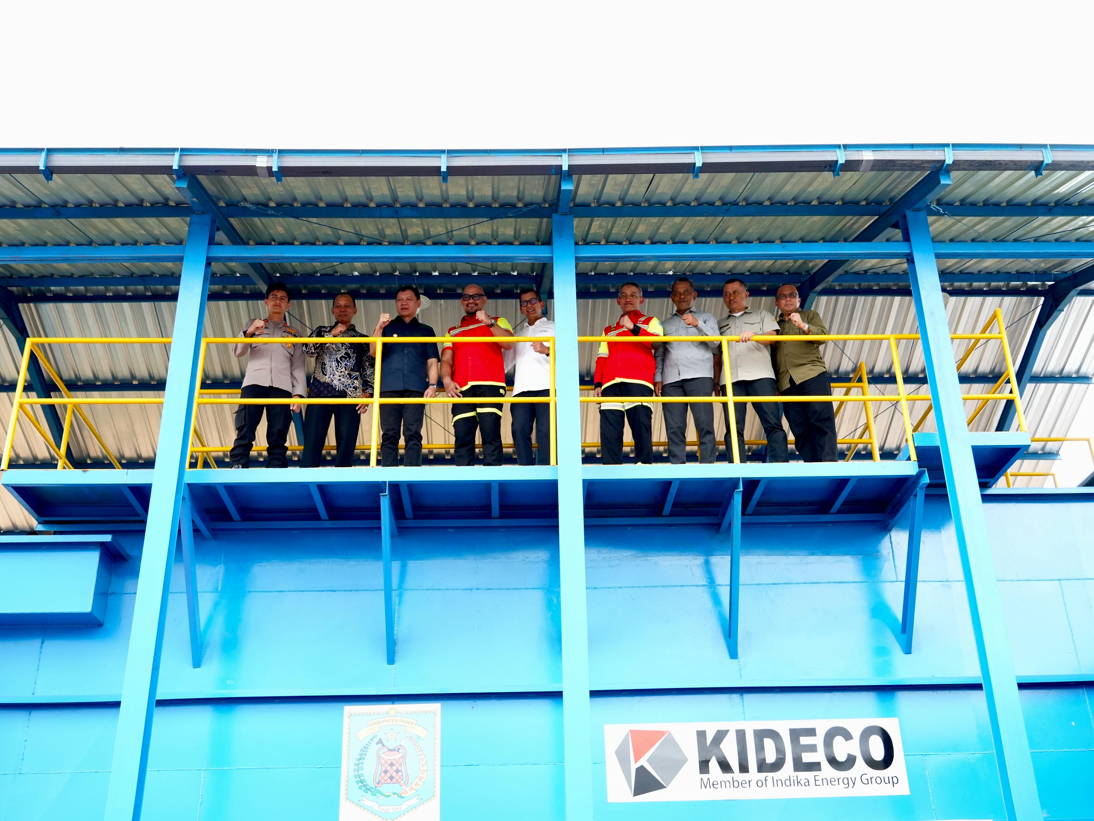 Direktur Utama Kideco M. Kurnia Ariawan (tengah kiri) bersama Bupati Paser Fahmi Fadli (tengah kanan) saat meninjau fasilitas pengoperasian WTP.