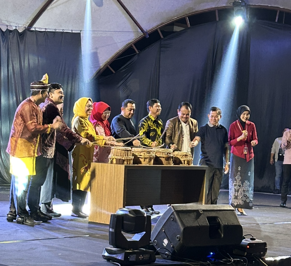 KESENIAN: Hetifah Sjaifudian (tujuh kanan), Mudyat Noor (lima kanan), bersama sejumlah pejabat saat membuka Pagelaran Sang Askarya di Alun-Alun Penyembolum, PPU, Sabtu, 30 Agustus 2025.