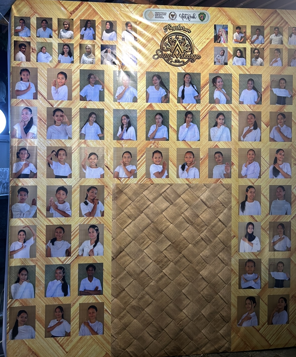 PENAMPIL: Foto para penari cilik dan remaja yang dipanjang di Alun-Alun Penyembolum, PPU.