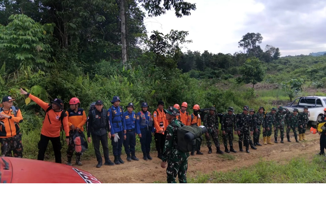 BERGABUNG: Personel DPKP Banjar bergabung dengan tim SAR gabungan untuk pencarian helikopter BK117-D3 di wilayah Mantewe, Tanah Bumbu, Selasa (2/9). (Foto: DPKP BANJAR UNTUK RADAR BANJARMASIN)