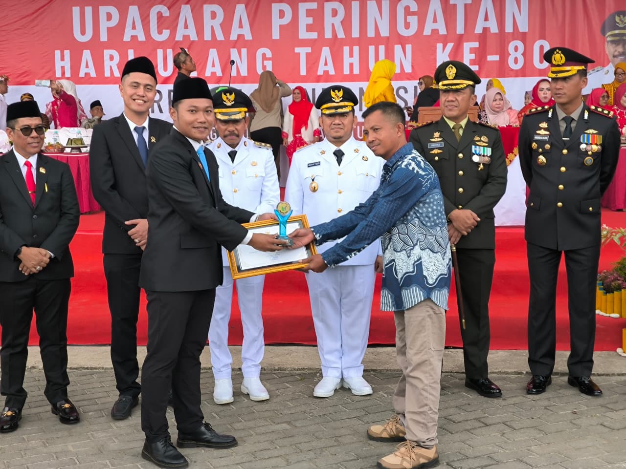 APRESIASI: Manajemen PT WKP menerima penghargaan dari Pemkab PPU usai Upacara HUT Ke-80 RI, Minggu, 17 Agustus 2025.