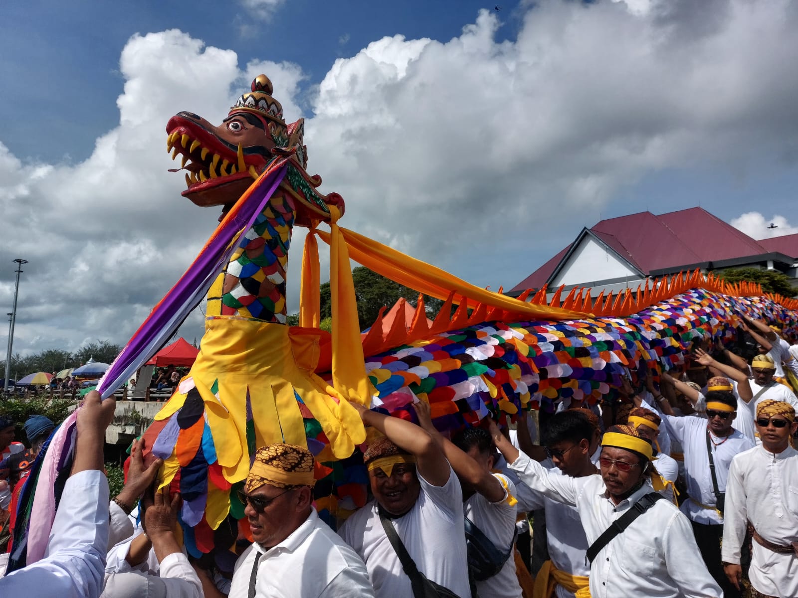 Prosesi melarungkan naga laki dan naga bini pada Festival Erau tahun 2024 lalu (Elmo/Prokal.co)