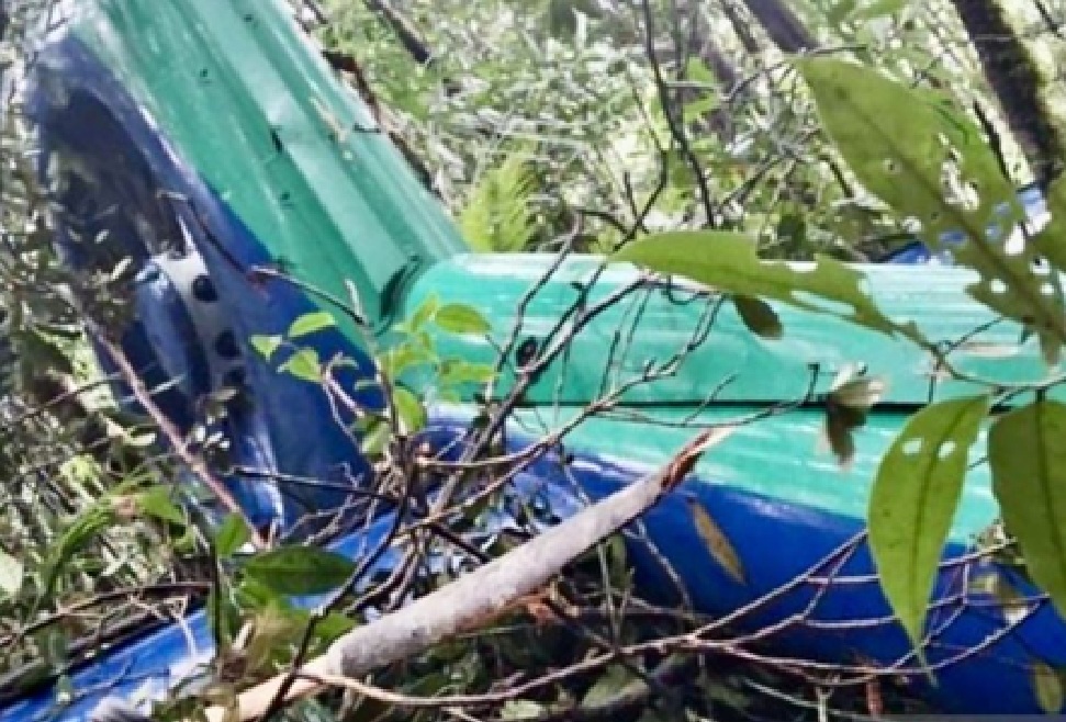 Ekor dari bangkai Helikopter BK117 D3 yang hangus terbakar dalam kecelakaan jatuh di titik 03&deg; 5&rsquo;6&rdquo; S &ndash; 115&deg; 37&rsquo;39.07&rdquo; E, kawasan hutan sekitar Air Terjun Mandin Damar, Kecamatan Mentewe, Tanah Bumbu.