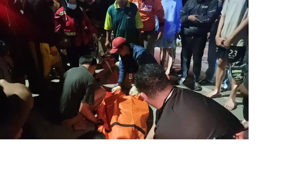 Jasad pemotor yang terlindas ban truk dievakuasi Tim relawan ambulans menuju RSUD AW Sjahranie. Sementara satu rekannya dalam kondisi kritis. (kis)