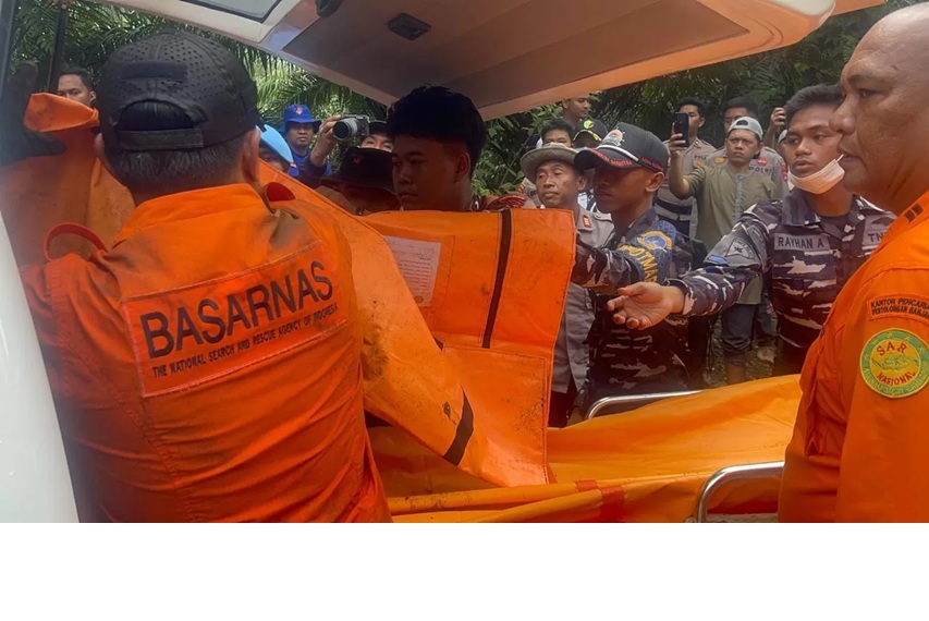 EVAKUASI: Tim SAR gabungan mengevakuasi potongan badan yang baru ditemukan dari sekitar bangkai Helikopter BK117 D3 yang jatuh, Kamis (4/9/2025). (ARI TONANG UNTUK RADAR BANJARMASIN)