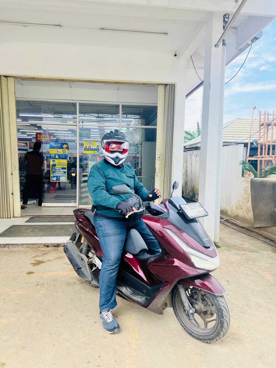 Penulis saat menjajal New Honda PCX 160 Roadsync.