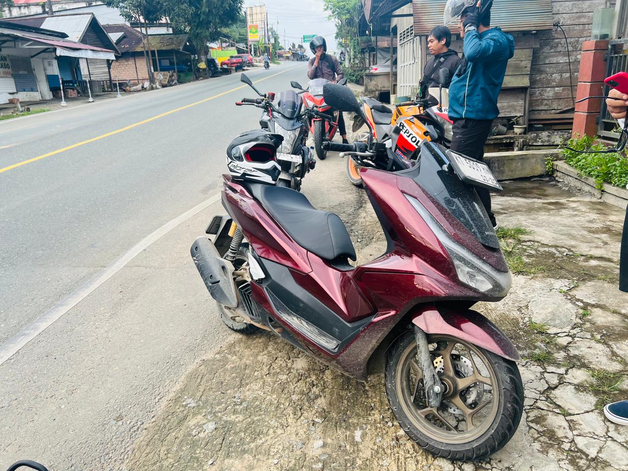 Tampilan sporty dan elegan New honda PCX 160 RoadSync di jalan menuju IKN.