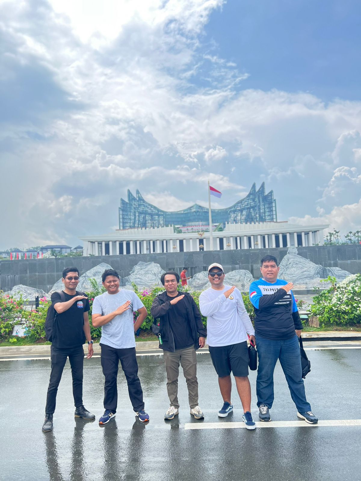 Wartawan PROKAL.co, Wawan (paling kanan) bersama anggota komunitas The Predator saat di depan Istana Negara IKN.