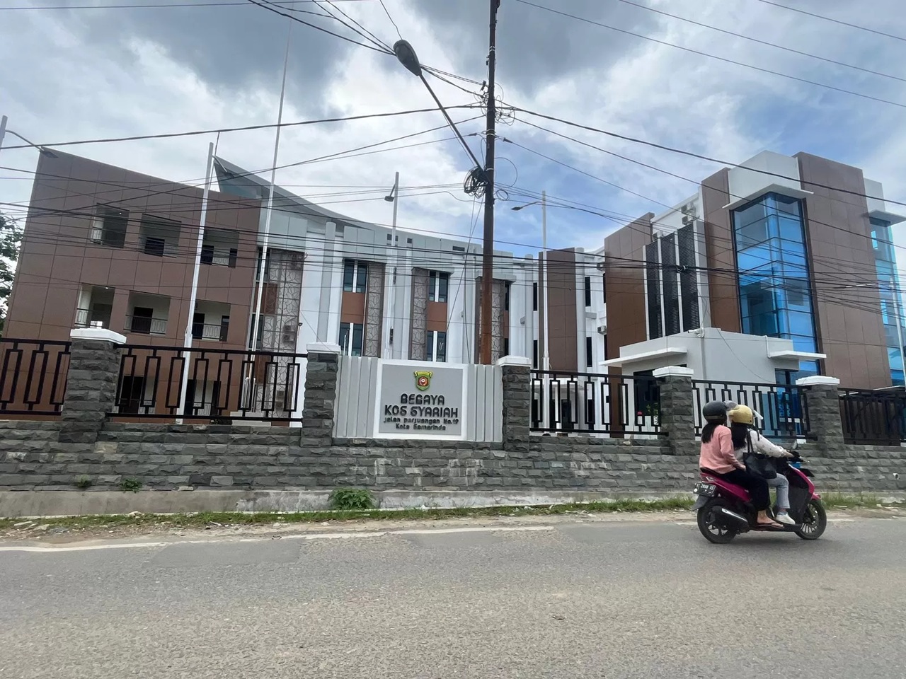 ASET PEMERINTAH. Kos-kosan syariah di Jalan Perjuangan belum difungsikan. (MELI/SAPOS)