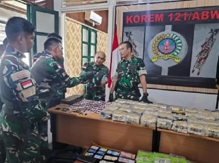 Satgas Pamtas RI-Malaysia mengamankan 63 kilogram sabu yang masuk lewat jalur perbatasan Entikong, Sanggau. (ISTIMEWA)