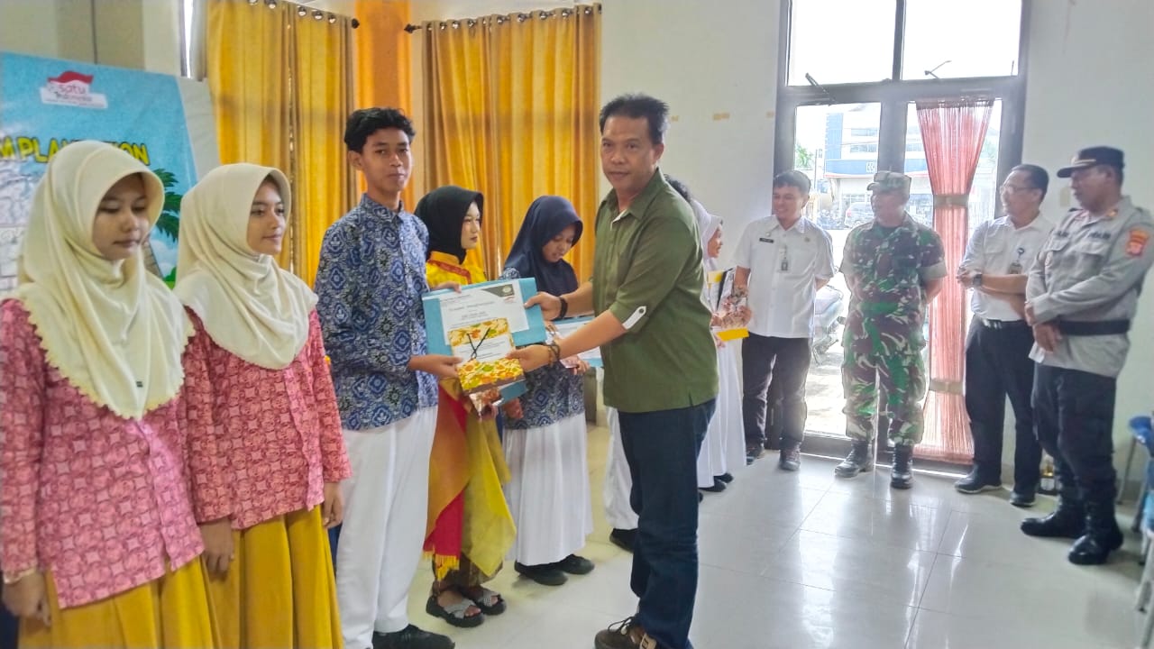 PEDULI: Manajemen PT WKP menyerahkan beasiswa kepada siswa berprestasi di Kecamatan Waru, Kabupaten PPU, Rabu, 3 September 2025.