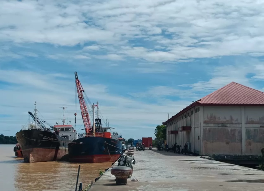 PERDAGANGAN: Aktivitas bongkar muat barang di salah satu pelabuhan di Kaltara, FOTO: IWAN K/RADA TARAKAN